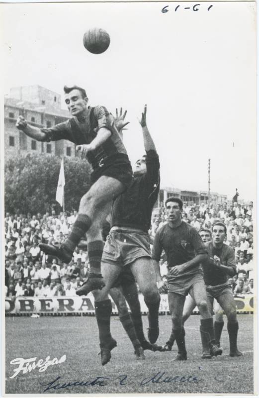 El jugador Mauro, del Levante Unión Deportiva, disputa con la cabeza un balón a Campillo, portero del Real Murcia (1961).