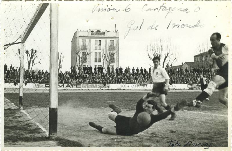 Iriondo, del Levante Gimnástico, remata a gol ante Segovia, portero del Cartagena FC (1941).