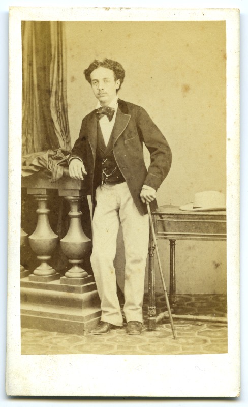 Retrato de pie de un joven con bastón, de José Rodrigo