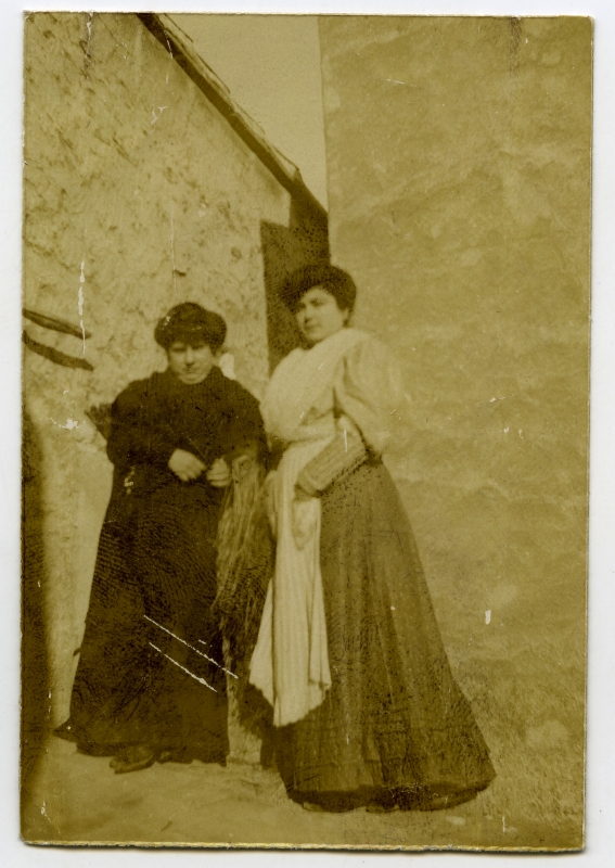 Retrato de Josefa Buitrago y Maruja Ruano en la calle