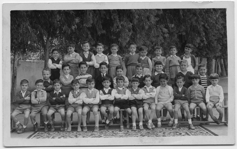 Retrato de grupo de alumnos de primaria en el patio de un colegio