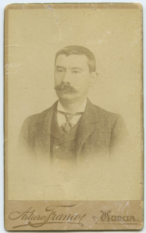 Retrato de busto de hombre con corbata y bigote
