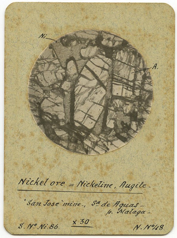 Microfotografías de minerales, con indicación de las minas de la provincia de Málaga donde se habían extraído.