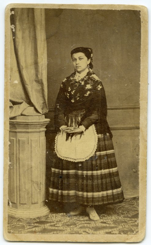 Retrato de mujer joven ataviada de huertana.
