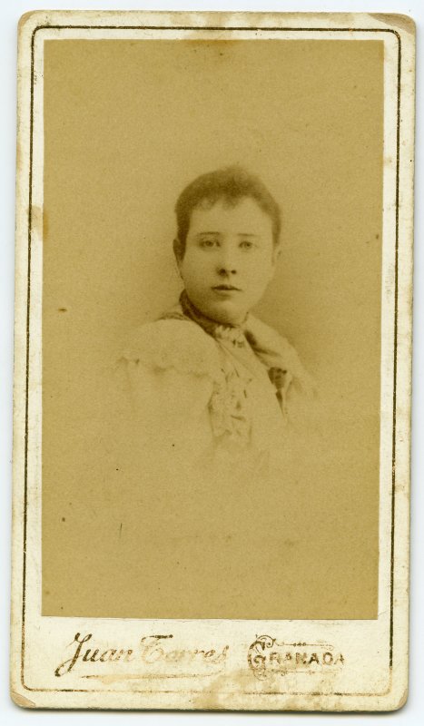 Retrato de primer plano de mujer joven.