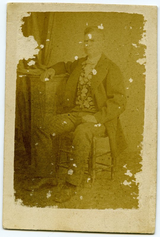 Retrato de Esteban Tomás sentado en una silla.