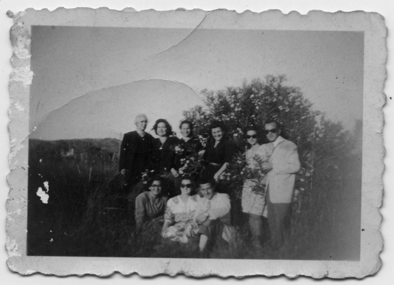 Retrato de grupo familiar en el campo.