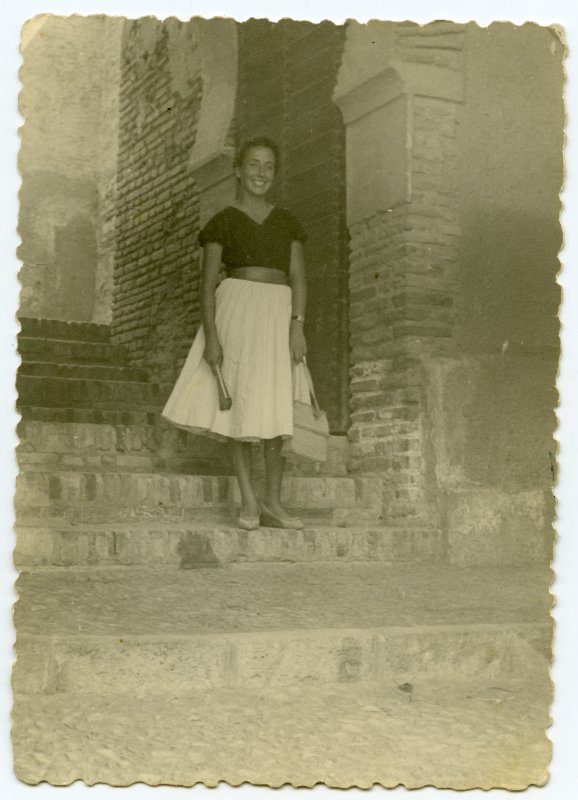 Retrato de una mujer joven en la puerta de la alcazaba de Almería.