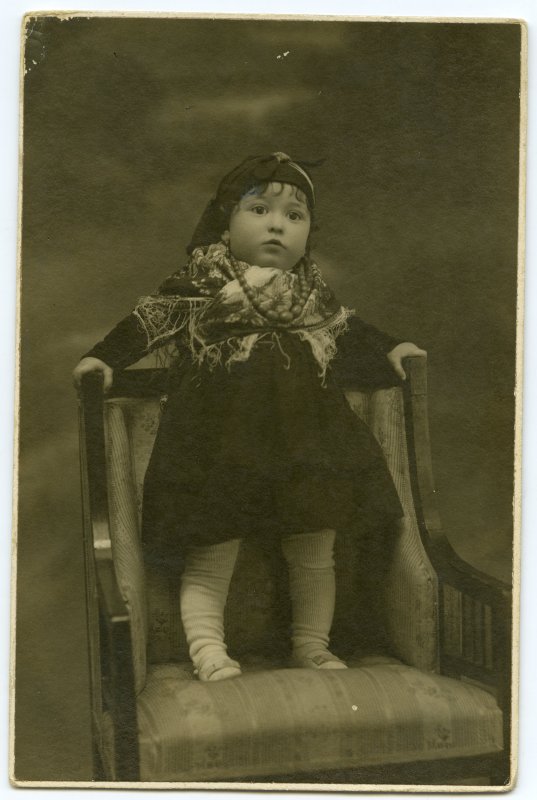 Retrato de niña con pañuelo y mantilla