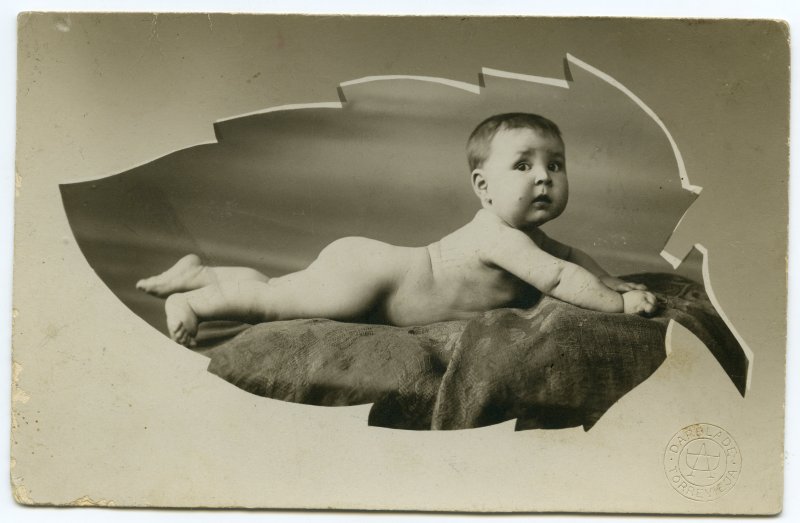 Retrato de bebé tumbado desnudo