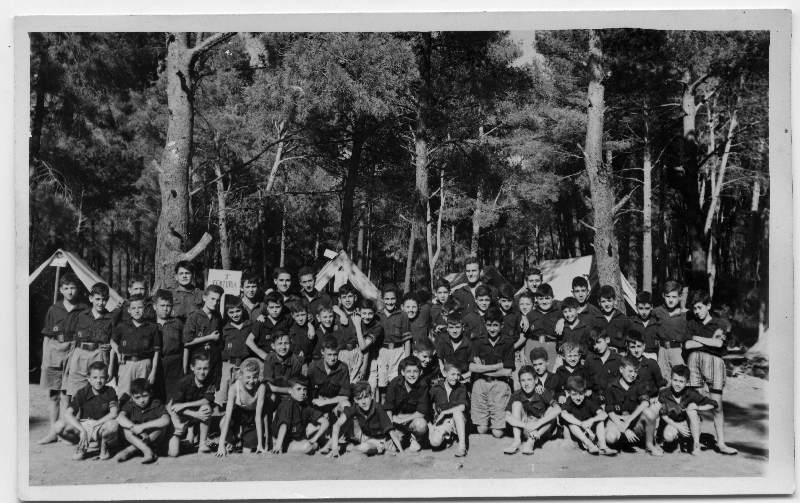 Retrato de grupo en un campamento de la Organización Juvenil Española