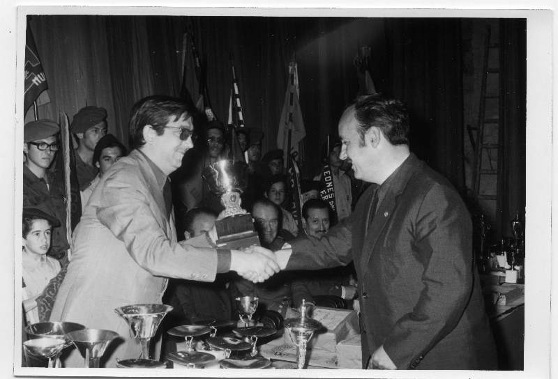 Acto de entrega de trofeos durante un acto de la Organización Juvenil Española