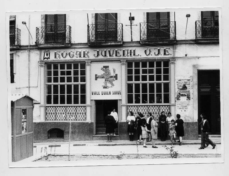 Vista de la fachada del hogar Juvenil de la Organización Juvenil Española (OJE) de Jumilla