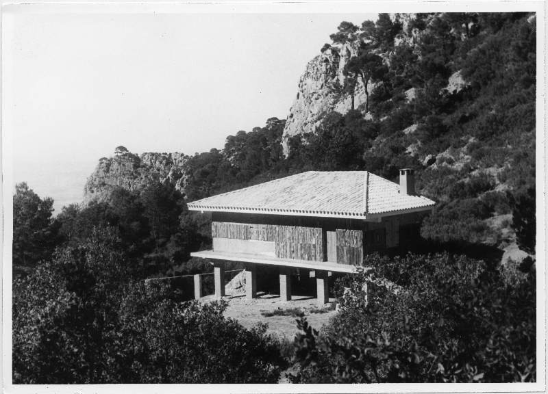 Dos vistas de una casa construida en una montaña sin identificar