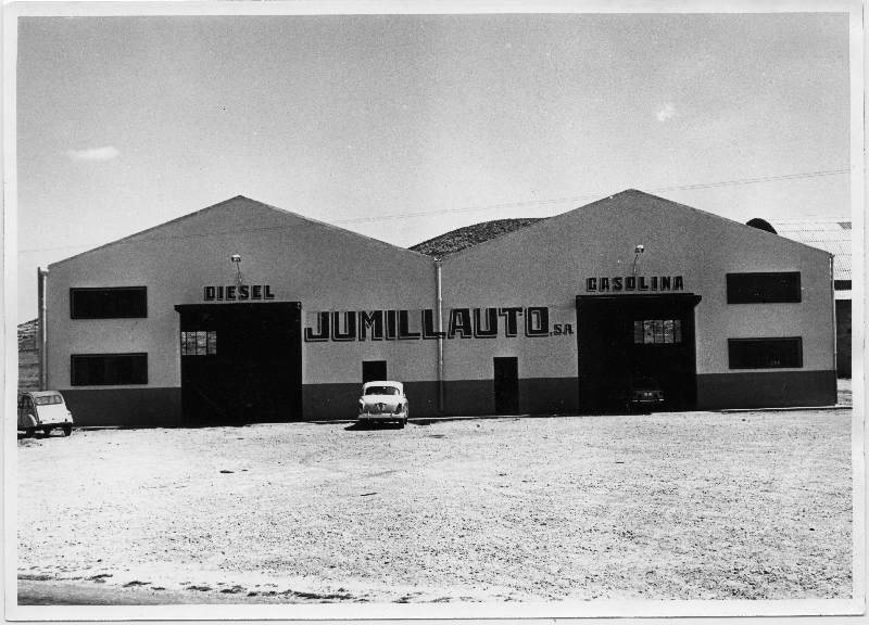 Vista de la fachada de las naves de la empresa Jumillauto S.A.
