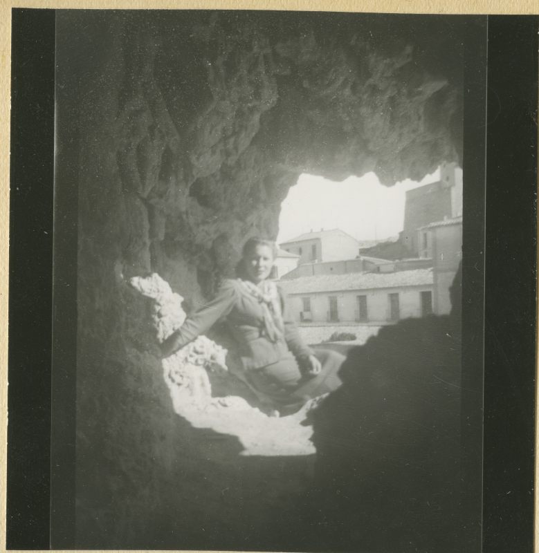 Retrato de una mujer en el interior de una cueva