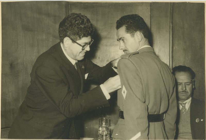 José Luis Martínez Plazas entregando una condecoración a un sargento del Ejército