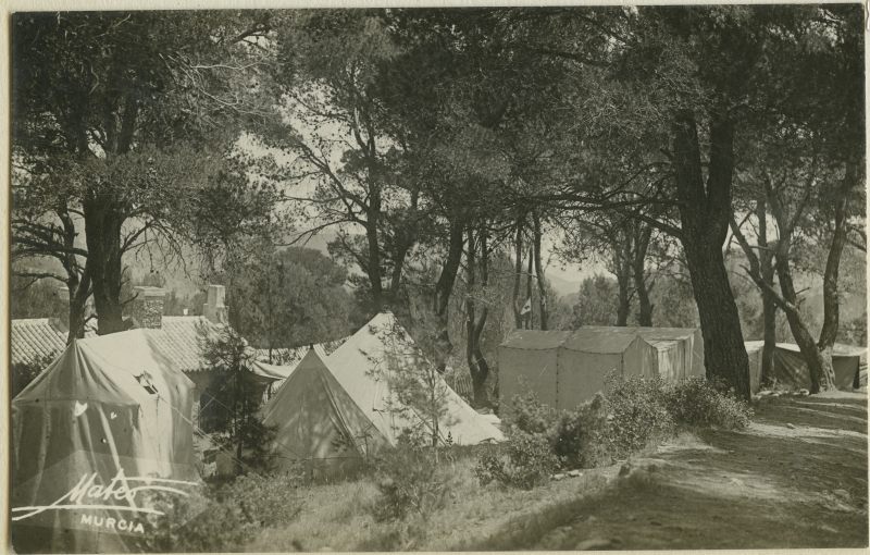 Vista de las tiendas de campaña de un campamento de Los Exploradores en Sierra Espuña