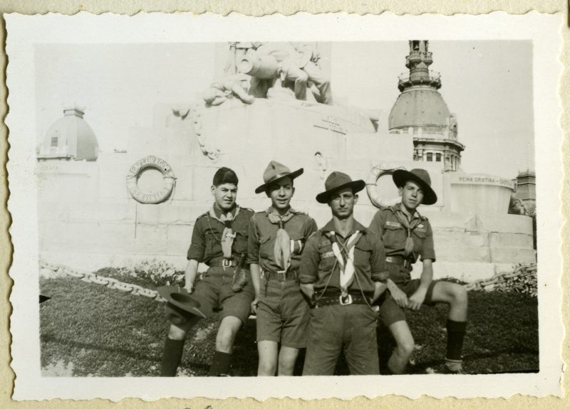 Retrato de cuatro exploradores frente al monumento a los Héroes de Cavite en Cartagena