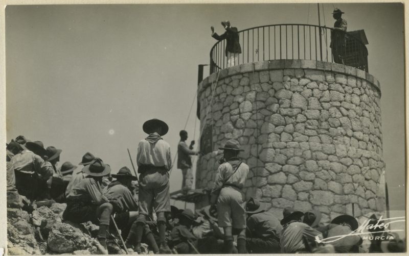 El general Francisco Ortega arengando a las tropas de exploradores desde la torre del Morrón de Espuña
