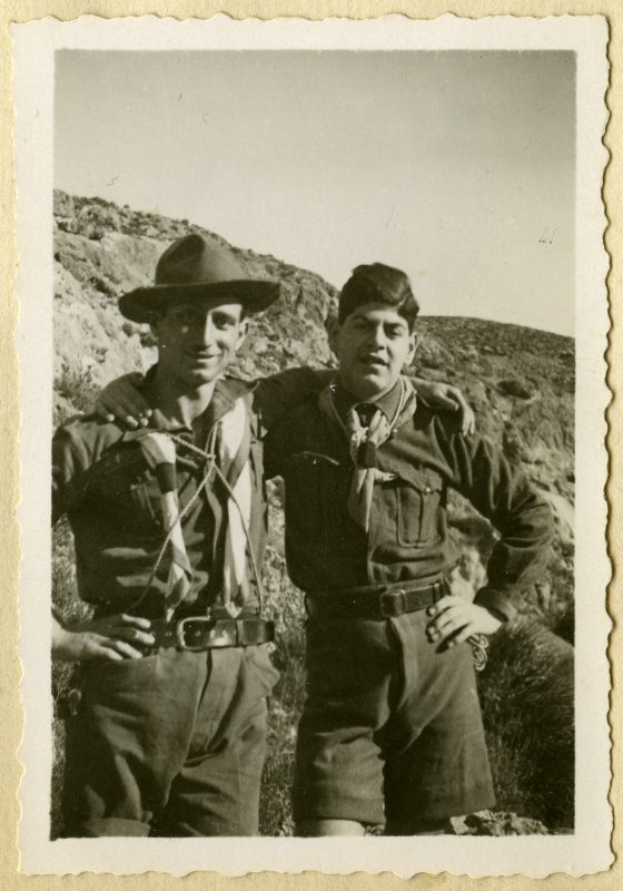 Retrato de José Luis Martínez Plazas y un compañero vestidos con el uniforme de Los Exploradores
