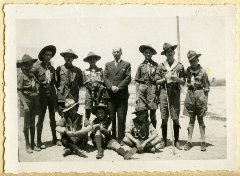 Retrato de un grupo de exploradores en la base aérea de Los Alcázares