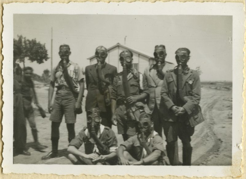 Retrato de un grupo de exploradores equipados con máscaras antigás en la base aérea de Los Alcázares