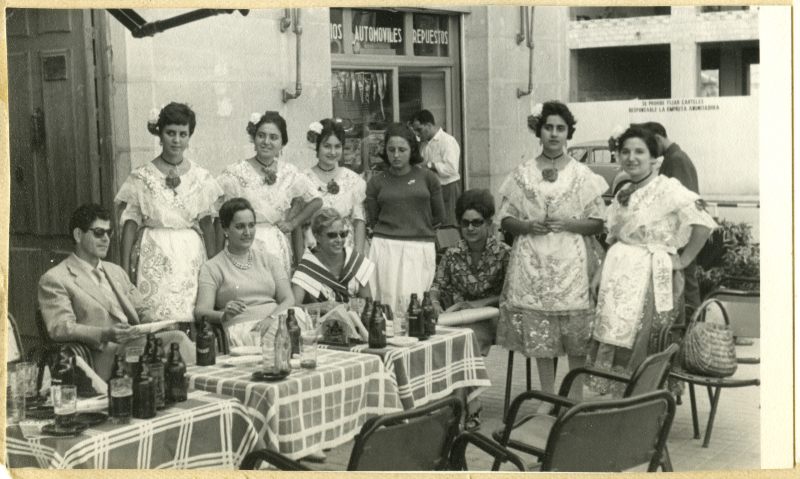 Fotografía del grupo de coros y danzas de Murcia tomando un aperitivo en la puerta de un establecimiento