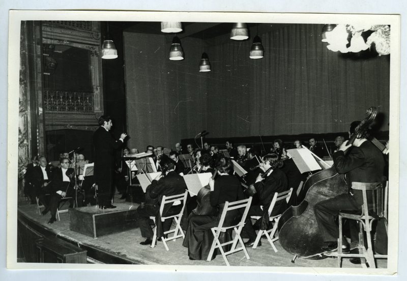 Dos momentos de la actuación de la Orquesta Municipal de Valencia, dirigida por Eduardo Cifré, en el Teatro Romea de Murcia