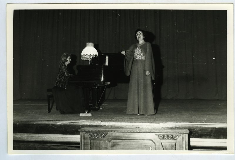 Actuación de la soprano María Orán, acompañada de la pianista Rosa Sabater, en el Teatro Romea de Murcia