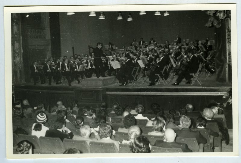 Reportaje de la actuación de la Orquesta Nacional de España, dirigida por Benito Lauret, en el teatro Romea de Murcia