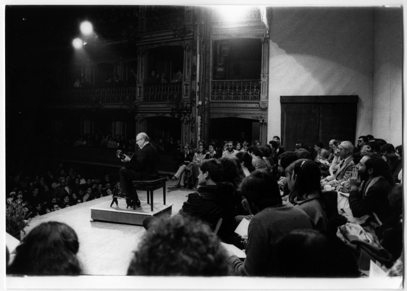 Tres momentos del concierto del guitarrista Narciso Yepes en el Teatro Romea de Murcia