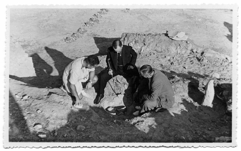 Eduardo del Val, Luis Carrasco y Juan Cuadrado en torno a la sepultura nº 51, hallada en el subsuelo del Departamento X durante la campaña de 1944 del yacimiento argárico de La Bastida.