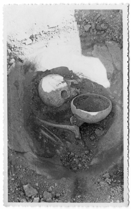 Tumba número 51 del yacimiento argárico de La Bastida durante su excavación en la campaña de 1944.
