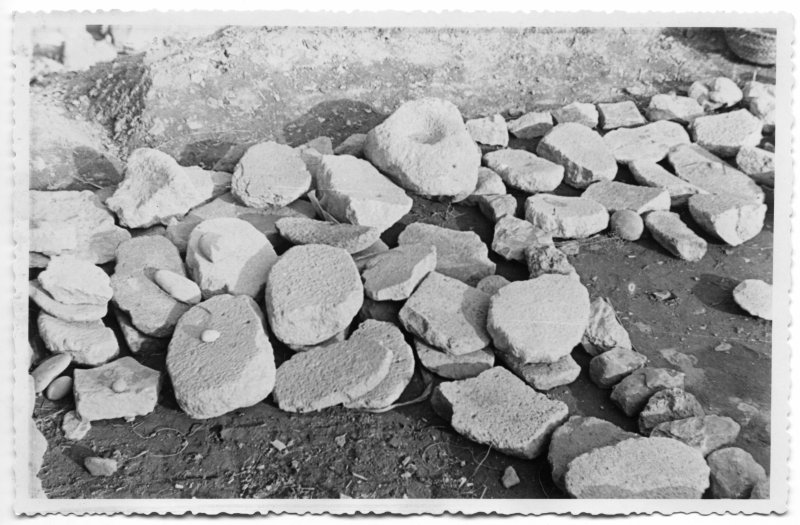 Conjunto de materiales líticos (en su mayoría, molinos de mano), hallados en el yacimiento argárico de La Bastida durante la campaña de 1944.
