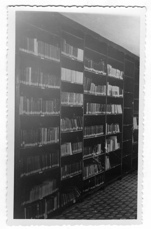 Imagen de armarios con libros de la Biblioteca Pública Municipal de Abarán