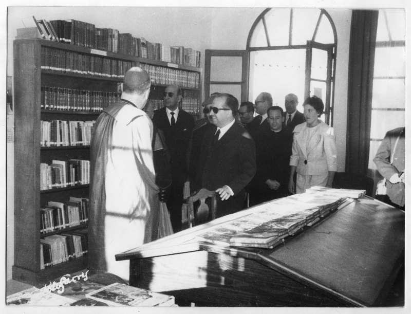 Autoridades provinciales y locales visitando la biblioteca municipal de Abarán durante los actos del Día de la Provincia