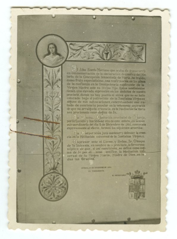 Fotografía del pergamino que recoge adhesión de la Diputación Provincial a la declaración dogmática del misterio de la Inmaculada Concepción de María.