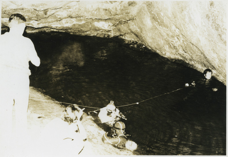 Dos instantáneas de espeleólogos buceando en una cueva submarina en la zona de Mazarrón