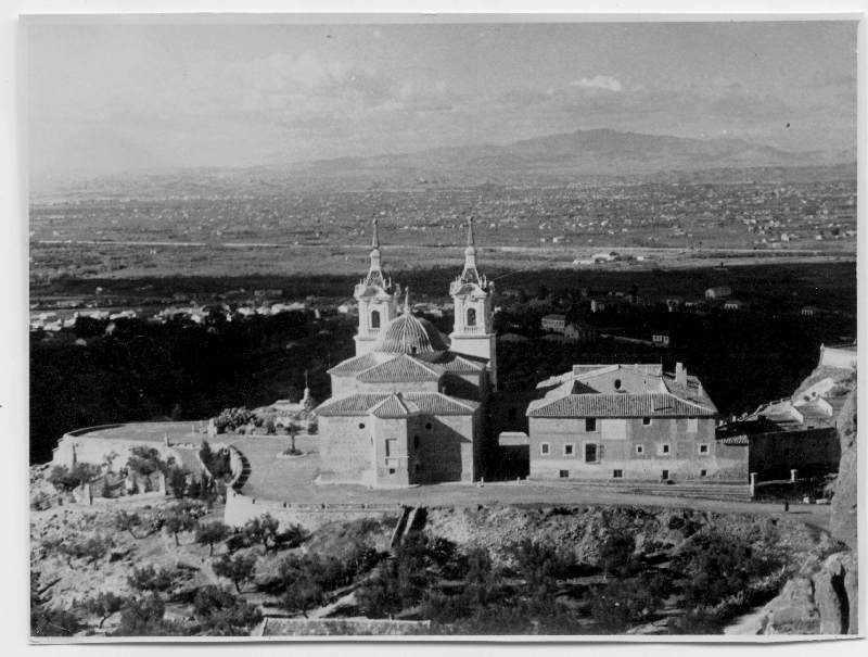 Vista posterior del Santuario de la Fuensanta con la ciudad de Murcia al fondo