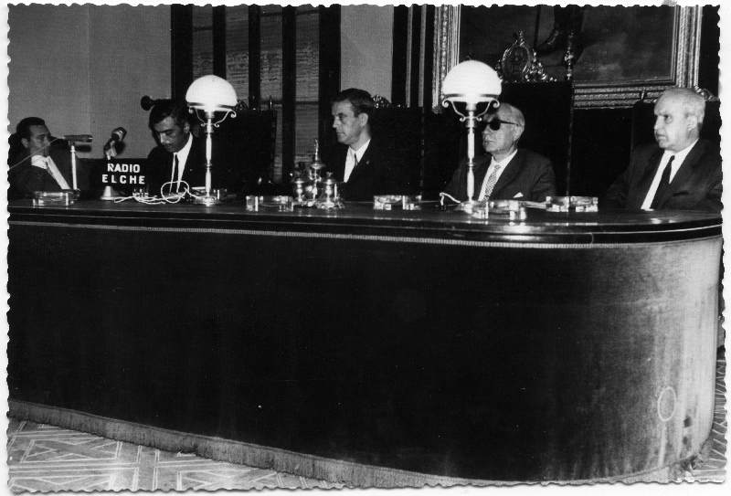 Mesa presidencial de un acto celebrado en el salón del plenos del Ayuntamiento de Elche al que asiste Luciano de la Calzada