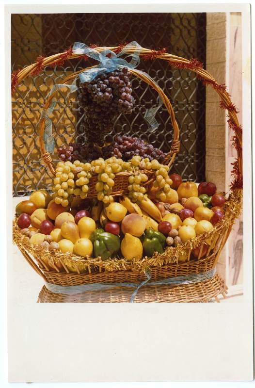 Fotografía de una cesta de fruta que fue enviada al Archiduque Otón de Austria