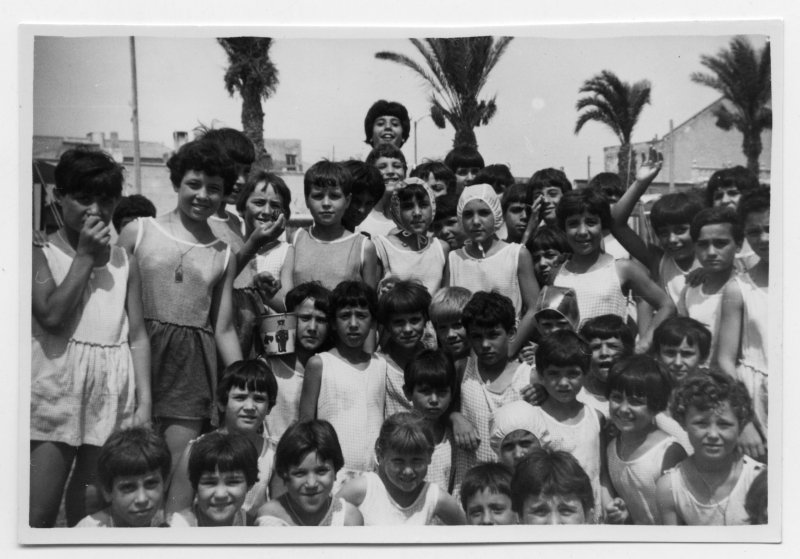 Grupos de niñas y niños internos de la Casa José Antonio en las colonias de verano en el Puerto de Mazarrón