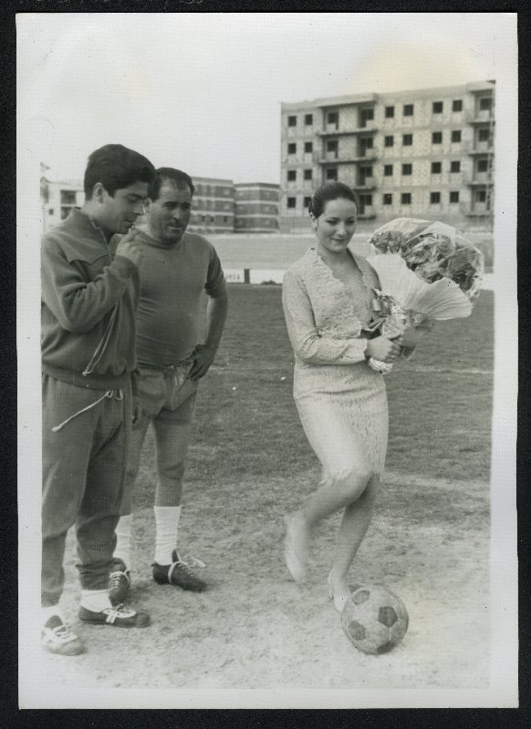 María Sánchez Vilar realizando el saque de honor de un partido de fútbol organizado por la Junta del Puerto de Cartagena