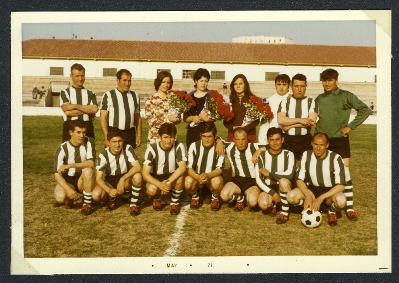 Equipo de fútbol de la Junta del Puerto de Cartagena con la Reina y sus Damas
