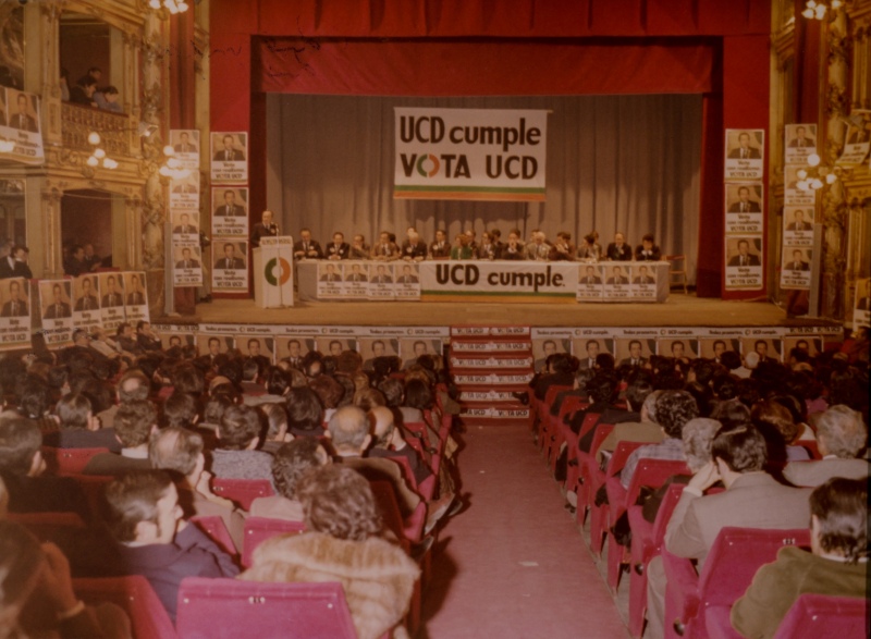 Reportaje fotográfico de un mitin de UCD en el Teatro Romea de Murcia, realizado por Fotos Alba.