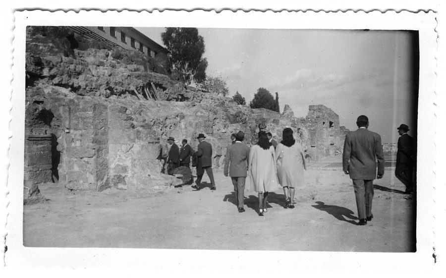 Un grupo visitantes recorriendo las ruinas del Conjunto Arqueológico de Itálica