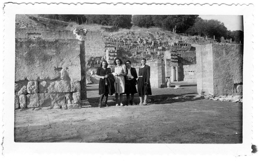 Un grupo de señoras posando en las ruinas del Conjunto Arqueológico de Itálica