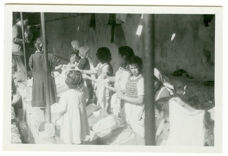 Un grupo de mujeres realizando la colada en el lavadero público de Mojácar