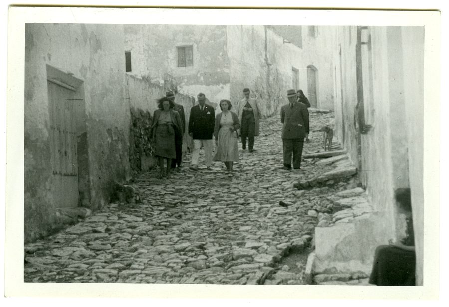 Un grupo de congresistas posando junto al antiguo arco de entrada a la localidad de Mojácar